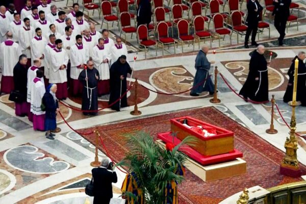 Ella y Francisco: la despedida más íntima del Papa
